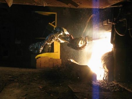 Первая в мире установка на электродуговой сталеплавильной печи: LiquiRob совершенствует операционную безопасность и повышает точность измерений и отбора проб.